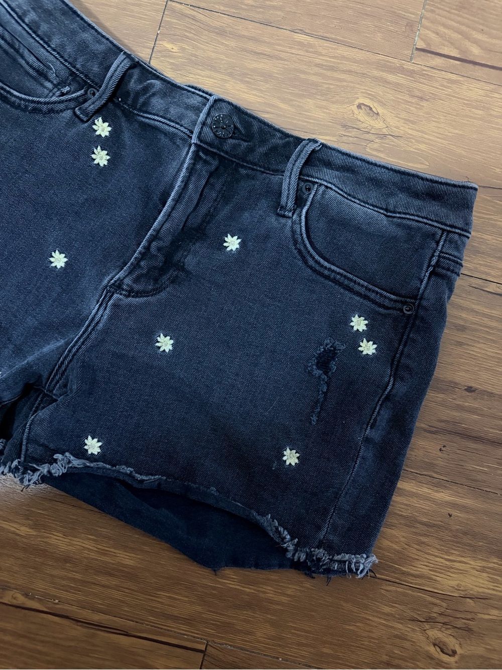 Driftwood Connie Daisy Embroidered Denim Shorts Size 29 Black Flowers